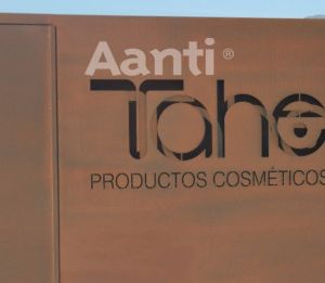 Puerta de acceso a Nave logística de Tahe en Totana